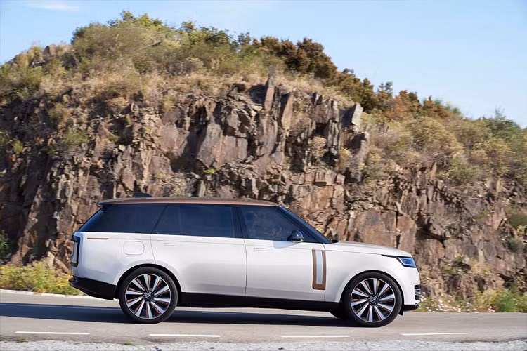 Quay trở lại với câu chuyện của nhà Land Rover, thành công đột phá trong năm nay phải kể đến công đầu của thế hệ sản phẩm hoàn toàn mới Range Rover - ra mắt thị trường thế giới từ năm 2021 và cũng đã nhanh chóng cập bến thị trường Việt Nam cách đây một năm. Mẫu SUV Anh Quốc này cũng đã nhanh chóng giành được giải thưởng "Mẫu xe có khách hàng trung thành nhất" phân khúc SUV full size hạng sang năm 2022 do S&amp;P Global Mobility trao tặng.