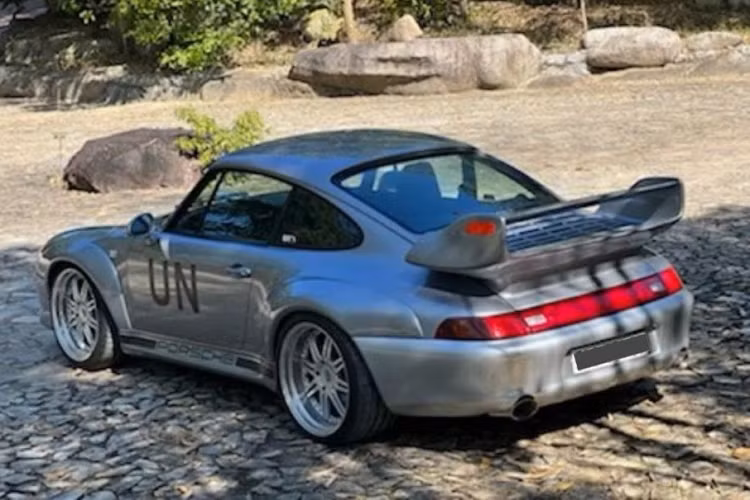 Porsche 993 GT2 sử dụng hộp số sàn 6 cấp, đi kèm hệ dẫn động cầu sau và bộ vi sai chống trượt. Xe có khả năng tăng tốc từ 0-100 km/giờ trong chưa đầy 4 giây, con số đáng nể ngay cả với những mẫu xe hiệu năng cao hiện nay. Ở tình trạng hoàn hảo nhất, xe có thể đạt tốc độ tối đa 305 km/giờ.