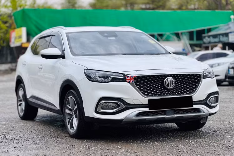 Mới đây, một đại lý chính hãng đã rao bán chiếc MG HS bản 2.0 Trophy AWD cao cấp nhất với giá 750 triệu đồng, thấp hơn 249 triệu đồng so với giá niêm yết trước đây. Theo thông tin từ người bán, xe vẫn còn mới tinh, chỉ được sử dụng để kiểm định khí thải chứ chưa hề lăn bánh.