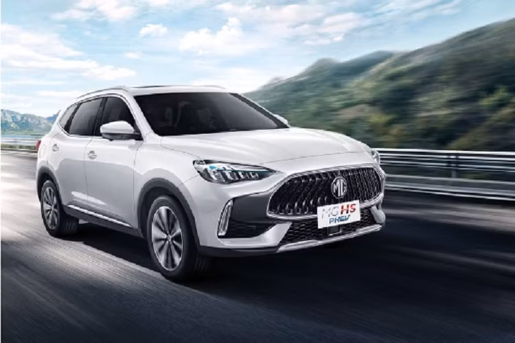 MG HS 2023 cũng được trang bị hàng loạt tính năng hỗ trợ lái an toàn, tiên tiến như: cảnh báo lệch làn đường, hỗ trợ chuyển làn đường, giữ làn đường, kiểm soát hành trình thích ứng, hỗ trợ lái xe khi tắc đường, cảnh báo tiền va chạm, đèn pha thông minh, cảnh báo điểm mù, cảnh báo phương tiện cắt ngang khi lùi và cảnh báo va chạm khi mở cửa.
