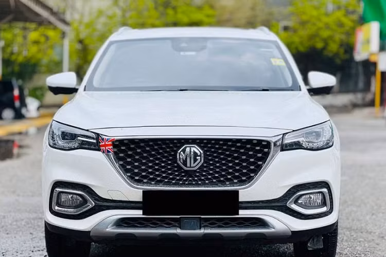 Là bản cũ nhưng xe SUV MG HS Trophy tại Việt Nam vẫn sở hữu nhiều tiện ích như: ghế thể thao có tích hợp tính năng sưởi, màn hình 12,3 inch sau vô-lăng, màn hình giải trí 10,1 inch hay cửa sổ trời toàn cảnh.
