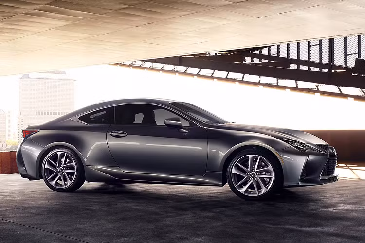 Cao cấp hơn chút là các phiên bản Lexus RC 350 được trang bị sẵn động cơ V6 có công suất 311 mã lực và mô-men xoắn 380 Nm, bất kể khách hàng có chọn hệ dẫn động cầu sau hoặc 4 bánh AWD. Nếu như RC 300 2023 có giá khởi điểm từ 45.000 USD (1,055 tỷ đồng) thì bản RC 350 2023 thấp nhất có giá từ 48.500 USD (1,137 tỷ đồng).