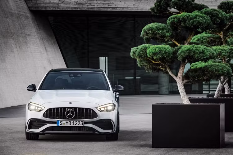 Ngoại hình Mercedes-AMG C43 4MATIC 2023 thể thao hơn so với các phiên bản thông thường của dòng xe C-Class thế hệ mới. Bộ body kit bao gồm cản trước/sau AMG, cánh lướt gió bên sườn và bộ khuếch tán gió đằng sau. Mâm AMG hợp kim siêu nhẹ 18 inch tiêu chuẩn, có thêm tùy chọn mâm 19 inch và 20 inch.