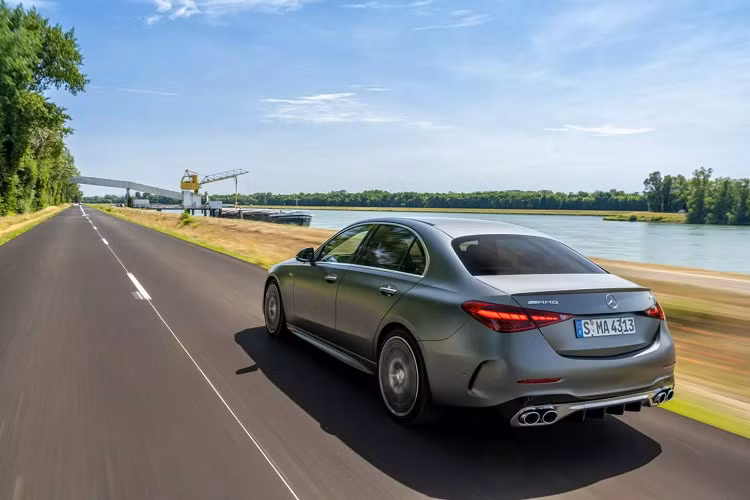 Mercedes-AMG C43 2023 hiện đã có mặt tại các đại lý ở Mỹ. Xe sẽ cạnh tranh với các đối thủ như BMW M340i (giá tại Mỹ thấp nhất từ 56.400 USD/1,322 tỷ đồng), Audi S4 (52.800 USD/1,238 tỷ đồng) hoặc Cadillac CT4-V (46.595 USD/1,092 tỷ đồng). Được biết, mẫu xe sedan thể thao này sẽ lắp ráp tại Việt Nam ngay trong năm 2023.