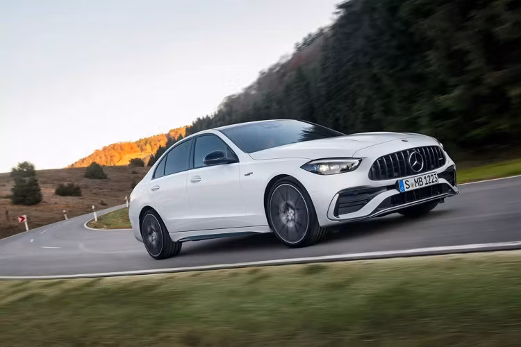 Tại thị trường Mỹ, mức giá xe Mercedes-AMG C43 2023 được bán ra khởi điểm 59.900 USD (tương đương 1,4 tỷ đồng) đối với cấu hình Premium tiêu chuẩn. Xe còn có thêm một mức cấu hình nữa với nhiều tiện ích cao cấp hơn được trang bị sẵn là Pinnacle, giá từ 62.700 USD (1,47 tỷ đồng).