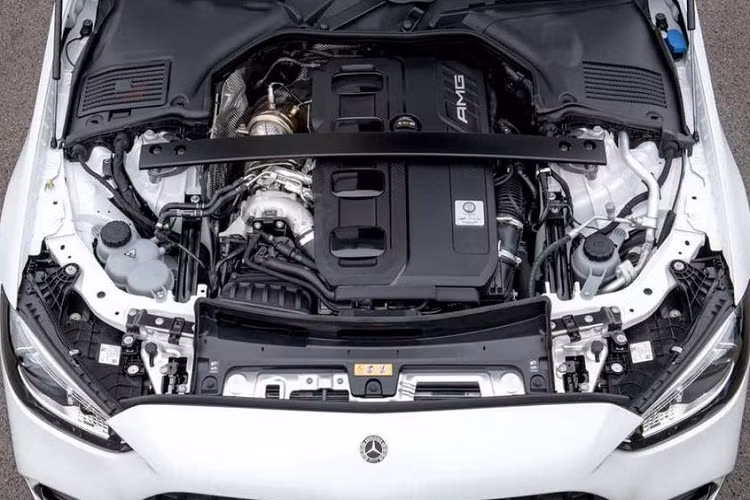 Trong khi đó, hệ dẫn động 4 bánh toàn thời gian 4MATIC của xe có hơi hướng phân bổ mô-men xoắn về cầu sau nhiều hơn với tỷ lệ 31% trước và 69% sau. Nhờ động cơ mạnh hơn, Mercedes-AMG C43 4MATIC 2023 có thể tăng tốc từ 0-100 km/giờ trong 4,6 giây trước khi đạt vận tốc tối đa 250 km/giờ. Nếu có thêm gói AMG Driver’s Package tùy chọn, mức giới hạn vận tốc tối đa của xe sẽ được tăng lên 265 km/giờ.