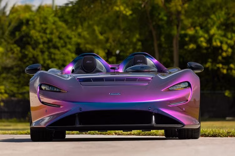 Tương tự Senna, chiếc McLaren Elva màu hiếm này được phát triển trên khung gầm MonoCage III và lấy cảm hứng từ những mẫu xe đua do Bruce McLaren chế tạo. Chiếc xe trong bài sở hữu tông màu sơn đặc biệt mang tên Pacific Color Stream do MSO thực hiện. Lớp sơn sẽ tạo hiệu ứng chuyển màu khi thay đổi góc nhìn từ tím, xanh...