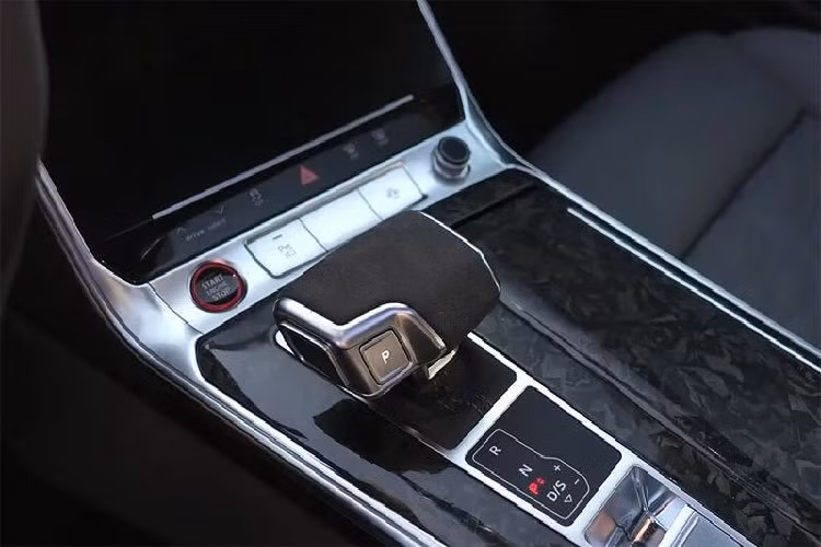 Dưới mui xe Audi RS6 động cơ V8 4.0 lít tăng áp kép hybrid nhẹ được tinh chỉnh hiệu suất, tạo ra công suất ấn tượng 854 mã lực (637 kW/866 PS) và mô-men xoắn 1.123 Nm (828 lb-ft). Trong khi đó, Audi RS 6 Wagon Performance được trang bị tiêu chuẩn động cơ mild-hybrid V8 twin-turbo 4.0L, sản sinh công suất 621 mã lực (463 kW/630 PS) và mô-men xoắn 850 Nm (627 lb-ft).