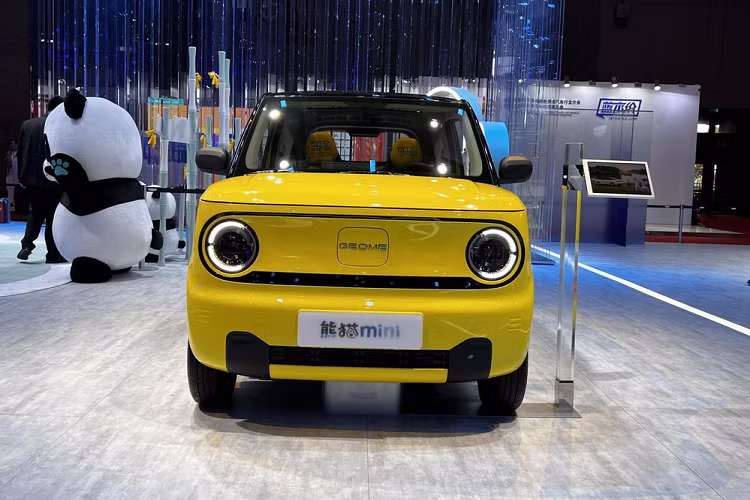 Geely là 1 trong những tập đoàn xe ôtô hàng đầu tại Trung Quốc, họ có nhiều thương hiệu con rất nổi tiếng, 1 trong số đó là Geely Panda Mini chạy điện, 1 lời tuyên chiến với Wuling Hongguang Mini EV, mẫu ôtô điện đô thị bán chạy nhất tại thị trường Trung Quốc trong nhiều năm qua.