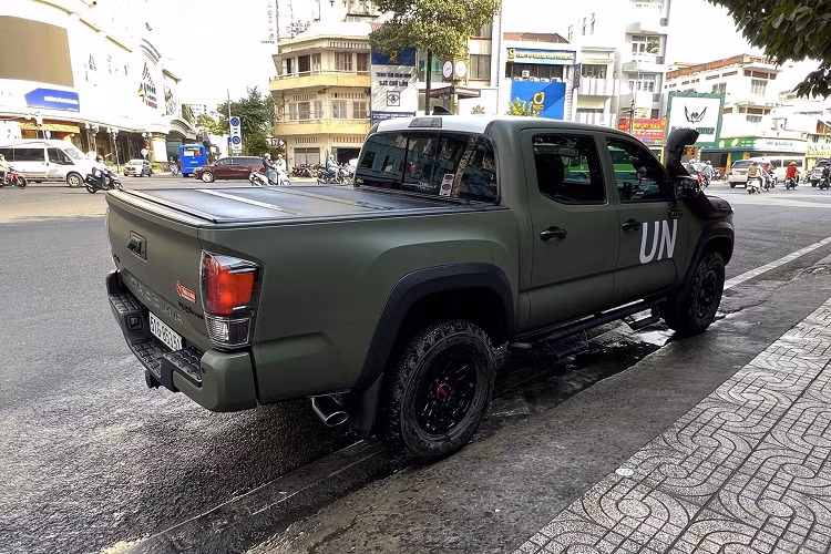 Thân xe nổi bật với bệ bước chân, vòm bánh xe được mở rộng là bộ mâm kích thước 16 inch cùng bộ lốp địa hình Goodyear Wrangler All-Terrain. Ống xả đặt lệch qua bên phụ cũng là điểm đặc biệt của chiếc xe này. Phần đuôi xe khá đơn giản, khác biệt với phần đầu thể thao và nam tính. Cản trước và sau được bố trí nhiều cảm biến va chạm.