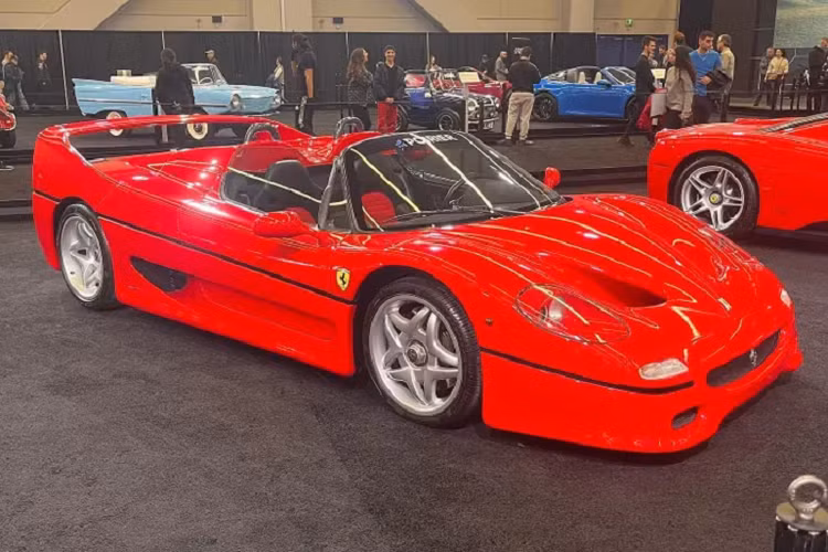 Cuối cùng trong bộ 3 Ferrari siêu đắt được trưng bày ở Hồng Kông là Ferrari LaFerrari có 500 xe coupe được sản xuất và 210 chiếc mui trần Ferrari LaFerrari Aperta, giá bán khởi điểm của 2 xe này là 1,3 triệu đô la và 1,9 triệu đô la, nhưng tìm đỏ mắt không thấy chiếc nào được giao địch với giá này, mà các con số toàn nhân 2 đến 4 lần giá gốc.