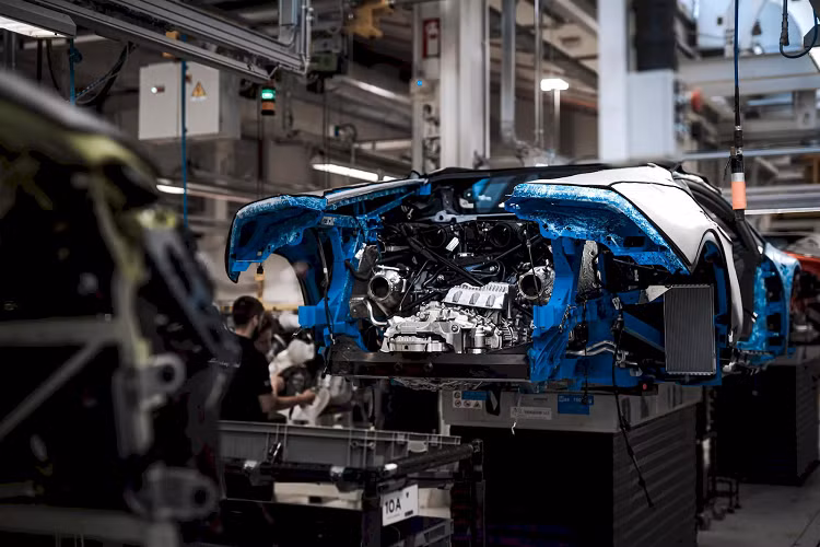 Bản thân Huracan Sterrato vốn đã là một mẫu xe đặc biệt trong danh mục sản phẩm Lamborghini với khả năng off-road và số lượng sản xuất chỉ 1.499 chiếc. Tuy nhiên bản Opera Unica còn đặc biệt hơn nữa vì chỉ có duy nhất 1 chiếc được ra đời.