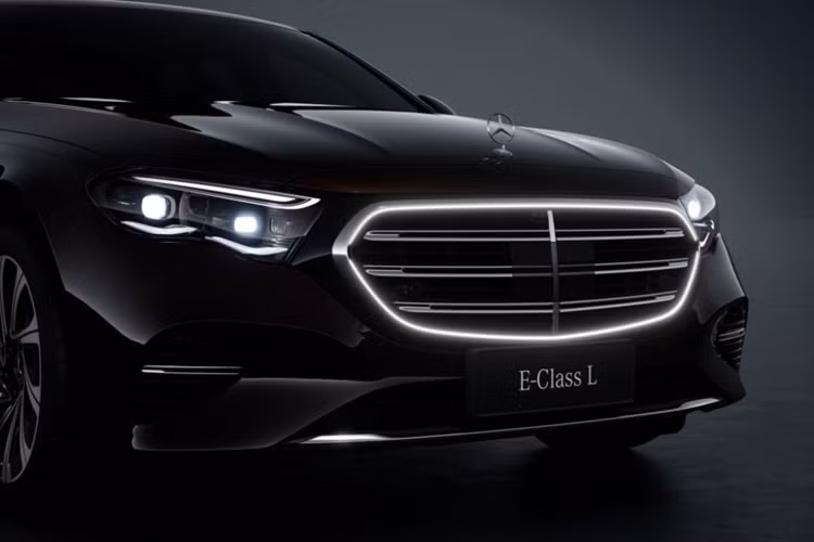 Với kích thước lớn hơn, Mercedes-Benz, E-Class L 2024 đương nhiên cũng cung cấp không gian nội thất hào phóng hơn, đặc biệt là ở hàng ghế sau. Nội thất bên trong mẫu xe này được thiết kế không khác gì bản thường.
