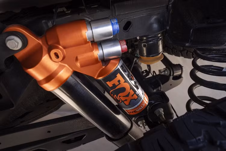 So với giảm xóc Fox van đơn trước đây, giảm xóc mới của Ford F-150 Raptor 2024 cải thiện khả năng kiểm soát phục hồi, giúp xe vận hành tốt trên địa hình sa mạc và tăng khả năng kiểm soát trên đường trường. Cấu trúc cản trước có thể tùy chỉnh các điểm kết nối gắn phụ kiện như đèn chiếu sáng và móc kéo mạnh hơn.
