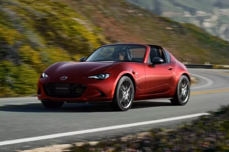 Trong những tháng cuối năm, hãng Mazda đã liên tục tung ra phiên bản nâng cấp nhẹ của các mẫu xe của mình tại thị trường Nhật Bản. Mazda MX-5 2024 mới là một trong số đó. Phiên bản nâng cấp gần nhất của Mazda MX-5 đã ra mắt từ năm 2014. 