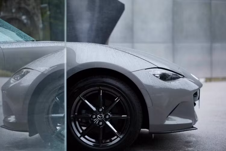 Chưa hết, hãng Mazda còn bổ sung phiên bản đặc biệt mới mang tên Mazda Roadster S Leather Package V Selection cho mẫu xe mui trần này. Phiên bản này kết hợp chất liệu da Nappa màu nâu vàng ở ghế và da tổng hợp ở những khu vực còn lại. 