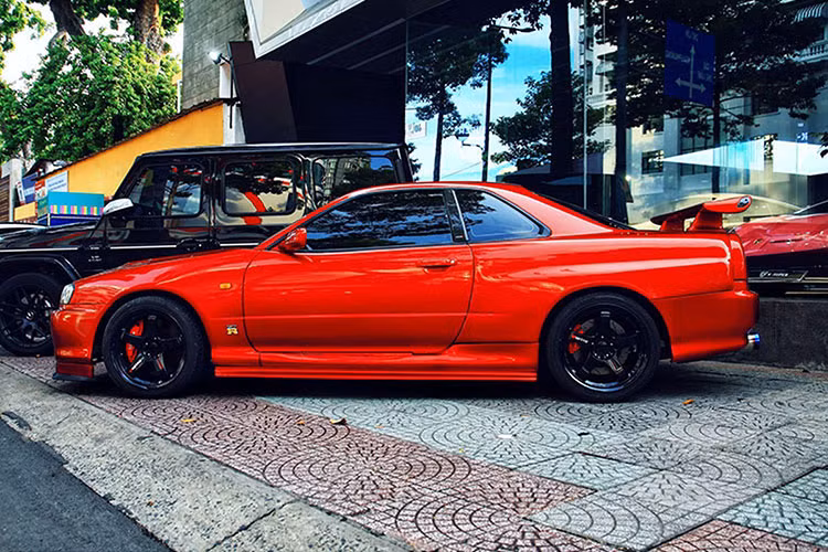 Ngoài ra, Nissan Skyline GT-R R34 ngắn hơn và mặt trước thiết kế lại thể thao hơn đời trước, các nắp van được sơn màu đỏ bóng (mã màu Cherry Red Effect Z24 hoặc X1020), trái ngược với màu đen ở các mẫu xe R33 hay R32.