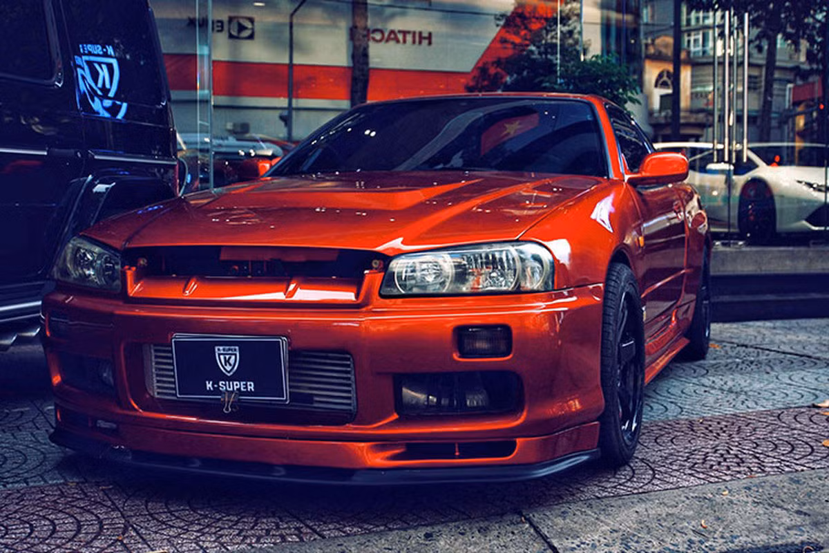 Sau R34, hãng xe Nissan sản xuất ra phiên bản R35 và rút gọn chỉ còn cái tên Nissan GT-R, hiện dòng này có trên 7 xe về nước, với điểm nhấn là sự góp mặt của Nissan GT-R Nismo phiên bản Special Edition, chỉ được hãng xe Nhật Bản giới hạn 300 chiếc trên toàn cầu.