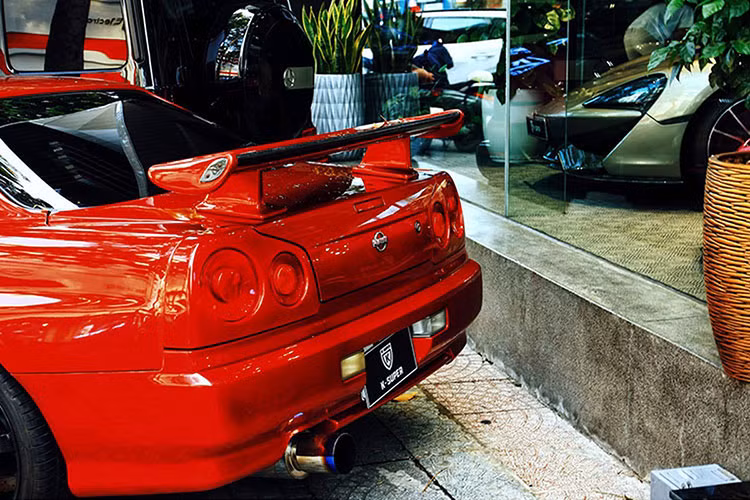 Xe sử dụng hộp số sàn 6 cấp, hệ dẫn động 4 bánh, nhờ đó, giúp xe thể thao Nissan Skyline GT-R R34 tăng tốc từ vị trí xuất phát lên 100 km/h chỉ trong thời gian 5,2 giây trước khi đạt tốc độ tối đa 250km/h.