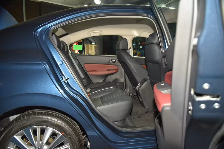 Giá bán sau ưu đãi của mẫu sedan hạng B này chỉ còn 469 triệu đồng ở bản CVT và 525 triệu đồng ở bản CVT cao cấp. Ra mắt thị trường Việt Nam vào hồi đầu tháng 7/2023, Honda City mới có 3 phiên bản là G, L và RS với giá dao động từ 559 - 609 triệu đồng, tăng từ 10 - 30 triệu đồng. Bù lại, xe được thay đổi nhẹ ở kích thước, thiết kế ngoại thất và có những nâng cấp quan trọng về trang bị an toàn.