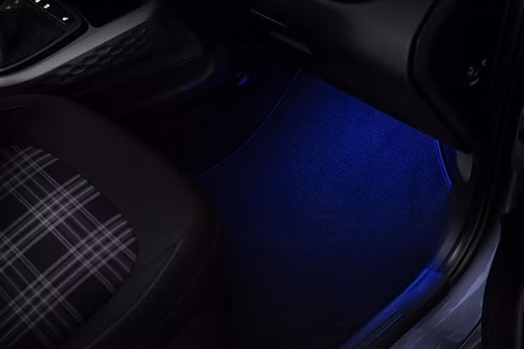 Đặc biệt, ngay từ bản tiêu chuẩn, Hyundai i10 2023 đã có những hệ thống trợ lái nâng cao ADAS như hỗ trợ tránh va chạm sớm với tính năng phát hiện người đi bộ/người đạp xe phía trước, nhận biết biển báo giới hạn tốc độ và hỗ trợ bám làn đường.