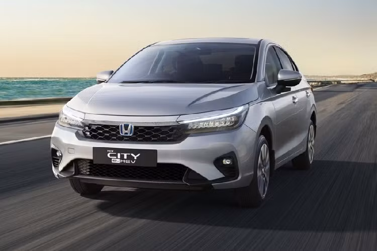 Thứ hai là hệ truyền động hybrid e:HEV, bao gồm động cơ xăng Atkinson Cycle 4 xi-lanh, dung tích 1.5L, kết hợp cùng 1 mô-tơ điện và hộp số eCVT, tạo ra công suất tổng cộng 126 mã lực cùng mô-men xoắn cực đại 253 Nm. Dự đoán sau Malaysia, Honda City 2023 bản facelift cũng sẽ sớm được cho ra mắt tại thị trường Việt Nam.