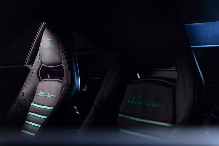 Bộ ghế đua bucket seat được làm từ sợi carbon. Tựa lưng được trang trí bằng những đường chỉ tương phản màu xanh lá, bên cạnh logo Alfa Romeo cùng logo Zagato.