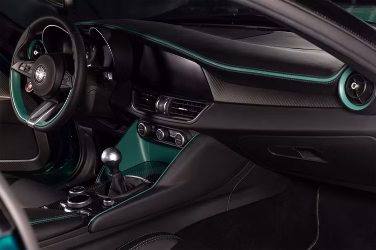 Nội thất của chiếc Alfa Romeo Giulia SWB Zagato hàng thửa này được thừa hưởng hoàn toàn từ chiếc Giulia với màu đen tổng thể kết hợp cùng những chi tiết tương phản màu xanh lá.