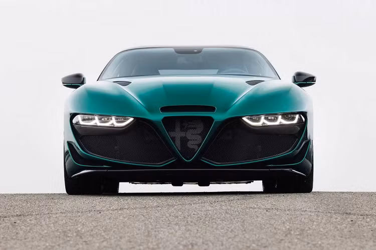 Cản trước được lấy cảm hứng từ mẫu xe Alfa Romeo SZ. Cụm đèn pha trước được hạ thấp, chia sẻ chung với mẫu SUV Alfa Romeo Tonale.