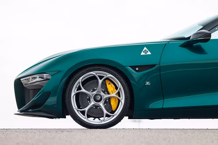 Logo Zagato và logo cỏ 4 lá của bộ phận hiệu năng cao Quadrifoglio được đặt phía sau hốc bánh trước. Xe được trang bị mâm 5 chấu tích hợp khóa trung tâm.
