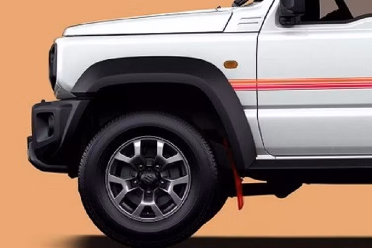 Nằm bên trong hốc bánh của Suzuki Jimny Heritage Limited Edition là bộ vành hợp kim 15 inch sơn màu xám. Trong khi đó, đèn pha LED được trang bị tiêu chuẩn cho xe.