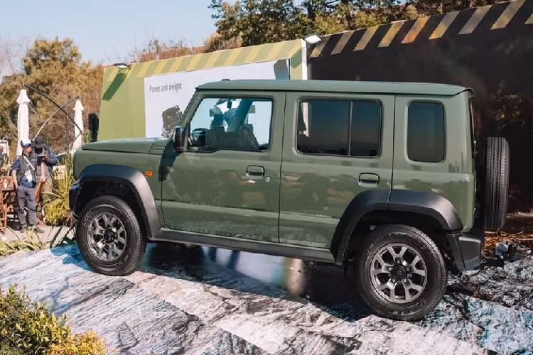  Suzuki Jimny 2024 phiên bản 5 cửa đã lần đầu tiên trình làng ở thị trường Ấn Độ vào đầu năm nay. Sau Ấn Độ, mẫu SUV việt dã cỡ nhỏ này tiếp tục ra mắt một thị trường khác trên thế giới là Nam Phi. Trong sự kiện Festival of Motoring 2023 diễn ra tại Gauteng, Suzuki Jimny 5 cửa đã chính thức được giới thiệu với khách hàng Nam Phi. 