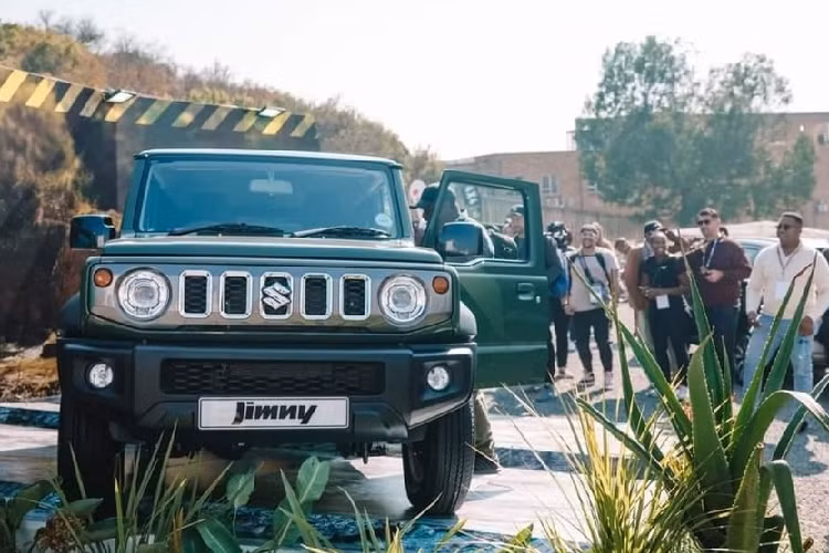 Ngoài việc có thêm cửa, Suzuki Jimny 5 cửa còn sở hữu một số khác biệt so với phiên bản 3 cửa hiện đang bán tại Nam Phi. Khác biệt lớn nhất chính là kích thước dài x rộng x cao lần lượt 3.985 x 1.645 x 1.670 mm và chiều dài cơ sở 2.590 mm. So với phiên bản 3 cửa, Suzuki Jimny 5 cửa dài hơn 360 mm trong khi chiều dài cơ sở tăng 340 mm. Trong khi đó, chiều cao gầm của xe đạt 210 mm. 