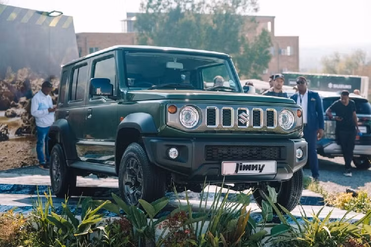 Dự kiến, đến cuối năm nay, Suzuki Jimny 5 cửa bản nâng cấp mới được bán ra ở thị trường này. Suzuki Jimny 5 cửa dành cho thị trường Nam Phi có vẻ sẽ được nhập khẩu nguyên chiếc từ Ấn Độ. Đây cũng là địa điểm duy nhất hiện đang lắp ráp mẫu xe này. 