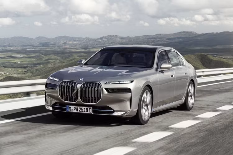 Hình ảnh hiếm hoi về chiếc xe BMW 7-Series 2023 tại Việt Nam được chia sẻ lên mạng xã hội, người chụp cho biết xe xuất hiện tại 1 trạm đăng ký khí thải ở Hà Nội, đây cũng là nơi mà các mẫu xe khi về Việt Nam đều được tập kết đến đây để làm nhiều thủ tục trước khi được bán ra thị trường.