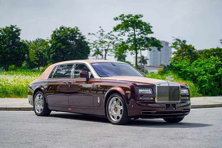 Showroom đấu giá thành công chiếc Rolls-Royce Phantom Lửa Thiêng này cũng chính là đơn vị đã đấu giá luôn chiếc xe Rolls-Royce Ghost "mạ vàng". Hiện tại, chiếc Rolls-Royce Ghost đã có chủ nhân.