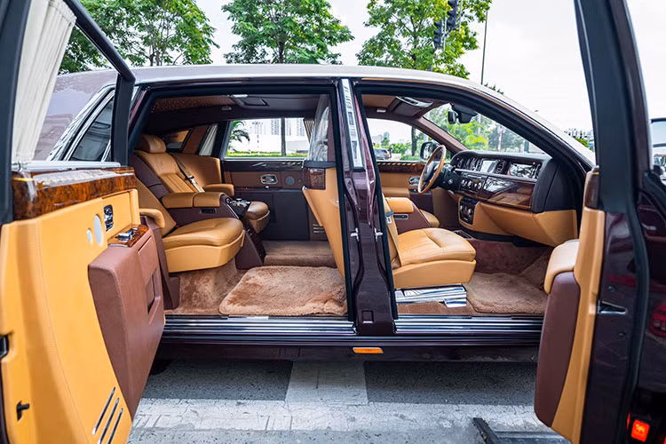 Biểu tượng Spirit of Ecstasy được mạ vàng và họa tiết trống đồng Đông Sơn được vẽ bằng tay tạo nên những điểm nhấn nổi bật cho mẫu xe. Ở thời điểm ra mắt, Phantom Lửa Thiêng có giá đồn đoán khoảng 51 tỷ đồng.