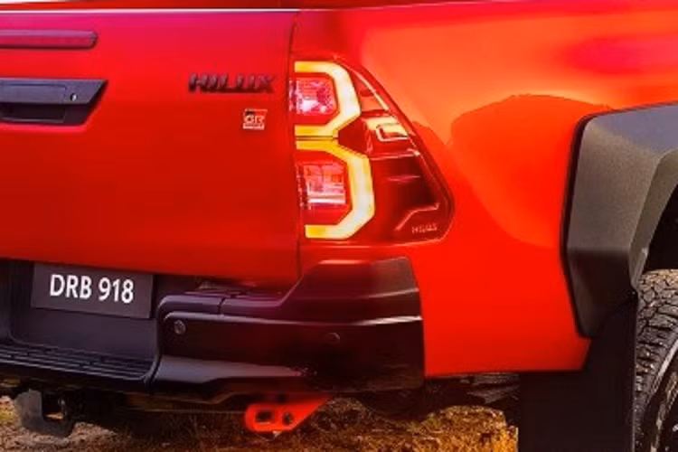 Ban đầu, hãng Toyota sẽ đưa về lô xe Hilux với 100 chiếc thuộc bản 2.4 4x2 AT có giá 852 triệu đồng. So với phiên bản cũ, Toyota Hilux 2.4 4x2 AT 2023 đắt hơn đến 178 triệu đồng nhưng được bổ sung trang bị. Sau bản 2.4 4x2 AT, sẽ đến lượt các bản 2.4 4x2 MT và 2.4 4x4 MT được đưa về Việt Nam phân phối.