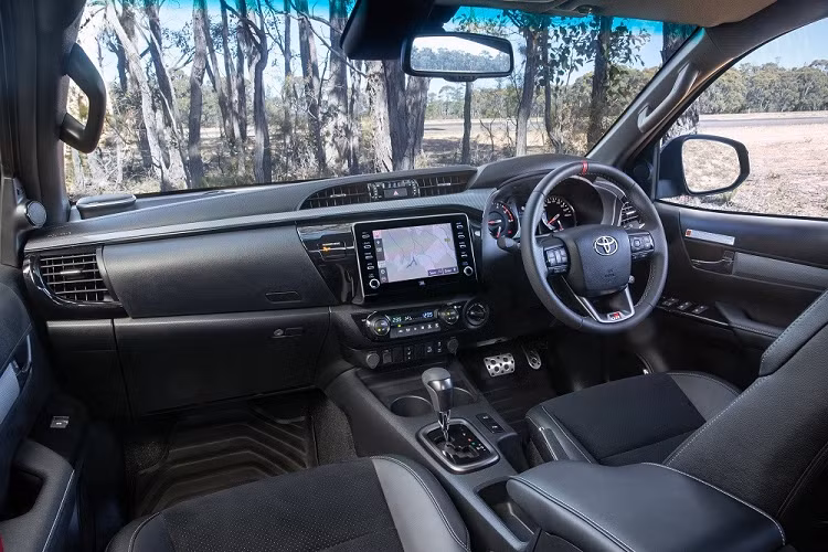 Ngoài ra, hãng Toyota còn bổ sung giảm xóc trụ đơn với lực giảm chấn cao hơn và có khả năng tản nhiệt, đi kèm lò xo trụ cứng hơn, cho mẫu xe bán tải này. Những thay đổi này giúp giảm góc lật, tăng cường độ chính xác khi đánh lái và cải thiện sự ổn định cho xe.