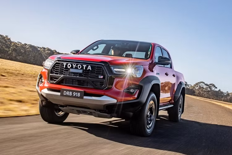 Ngoài ra, Toyota Hilux 2023 tại Việt Nam còn có cả bản dùng động cơ diesel 2.8L và GR Sport thể thao.Vào hồi đầu tháng 12 năm ngoái, một số nhân viên tư vấn bán hàng của đại lý ở khu vực miền Nam đã bắt đầu nhận cọc cho Toyota Hilux 2023. Lúc đó, nhân viên tư vấn bán hàng hé lộ giá bán tạm tính của mẫu xe bán tải này sẽ dao động từ 740 triệu đến 1 tỷ đồng.