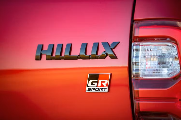 Những thay đổi còn lại của Toyota Hilux GR Sport 2023 ở thị trường Úc bao gồm lốp chạy mọi địa hình, móc cứu hộ và bệ bước chân ngăn sỏi, đá làm xước sơn xe. Xe sẽ dùng vành hợp kim có đường kính 17 inch để phù hợp với lốp off-road.