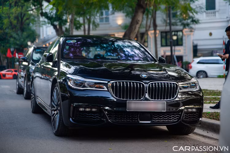 BMW 750Li xDrive M-Sport sở hữu cụm đèn pha công nghệ Laserlight cho khả năng chiếu sáng vượt trội hơn những kiểu đèn pha thông thường. Hệ thống đèn pha Laserlight của BMW sử dụng chùm sáng tập trung có cường độ sáng lớn gấp 10 lần so với những nguồn sáng thông thường khác như Halogen, Xenon hay dạng LED.