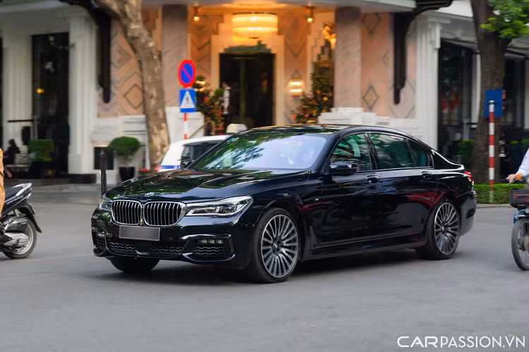 Và để giúp chủ nhân của chiếc xe thư giãn tối đa, BMW đã hợp tác với Bowers &amp; Wilkins để phát triển hệ thống âm thanh vòm kim cương dành riêng cho dòng xe 7-Series thế hệ mới, đem đến những trải nghiệm âm thanh tuyệt vời nhất.