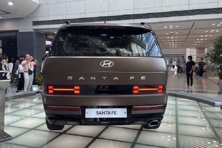 Nhìn từ bên cạnh, mẫu xe SUV Hyundai SantaFe 2024 sử dụng bánh trước và bánh sau có góc cạnh và hơi lồi, kết hợp với tạo hình vành bánh xe dạng nan hoa dày đặc, khiến chiếc xe này trở nên thời trang và cứng cáp. Đồng thời, xe còn áp dụng thiết kế mui treo phổ biến hiện nay và kết hợp với giá nóc màu đen, không chỉ nâng cao tính thực dụng của xe mà còn nâng cao cảm giác phân cấp.