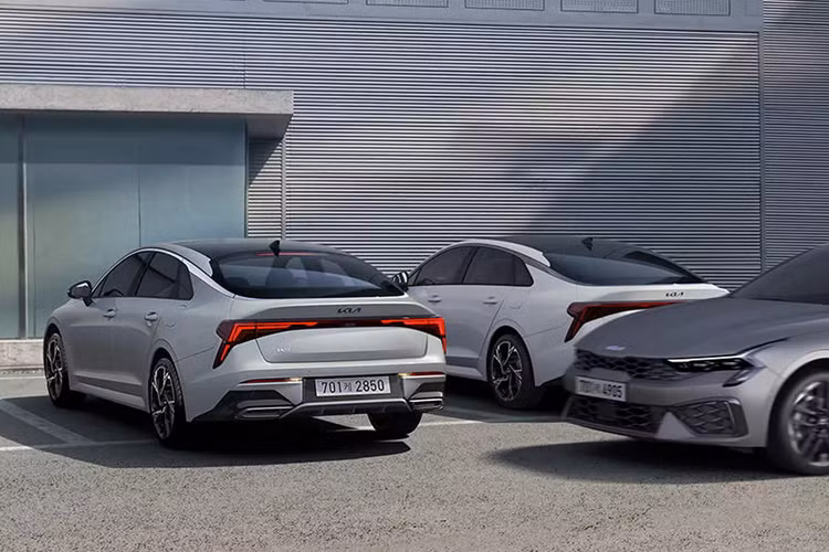 Kia K5 hiện có sẵn để đặt hàng trước tại Hàn Quốc. Mức giá xe Kia K5 2024 dao động trong khoảng 27,84-39,54 triệu Yên (khoảng 507 - 720 triệu đồng) tùy thuộc vào hệ truyền động và kiểu dáng.