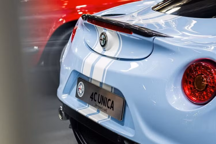 Khả năng cao chiếc 4C Unica này vẫn giữ nguyên bộ khung liền khối bằng sợi carbon, giúp tối ưu trọng lượng của xe, giúp xe dễ dàng tăng tốc trên mọi cung đường.