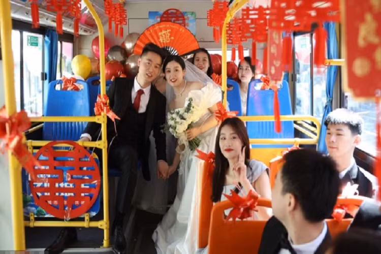 Ruoc dau bang xe buyt dien gay sot, thanh lap luon tuyen xe cuoi