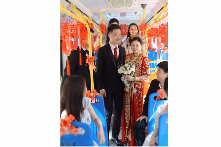 Ruoc dau bang xe buyt dien gay sot, thanh lap luon tuyen xe cuoi-Hinh-2