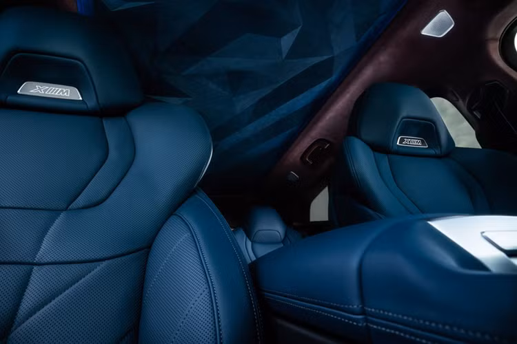 Bước vào bên trong BMW XM, người lái sẽ được chào đón bằng không gian nội thất có thiết kế vừa thể thao vừa sang trọng. Điều này được thể hiện qua những chi tiết bọc da, ốp kim loại và sợi carbon của xe.