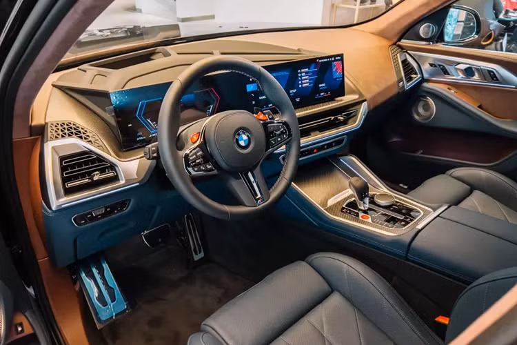 Tuy nhiên, ngoại hình có thể là một điểm trừ của mẫu xe này. Nguyên nhân là bởi BMW XM được thiết kế khá lạ mắt và từng gây nhiều tranh cãi. Ngoài thiết kế tổng thể khá góc cạnh và có phần cục mịch, mẫu SUV hạng sang này còn được trang bị lưới tản nhiệt Iconic Glow hình quả thận đôi cỡ lớn, tích hợp đèn LED ẩn, hệ thống đèn 2 tầng trên đầu xe, hốc gió trung tâm cỡ lớn cũng như khe gió nằm dọc ở cản trước.
